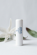 Larens Collagen Lip Balm v svetlom štýle s bielym kvetom